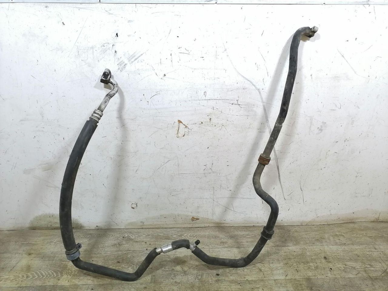 трубка кондиционера Mitsubishi Sigma 1 поколение 1994, 3.0 л., i, 6G72 (DOHC 24V), бензин, 5МКПП, серый металлик, седан, передний привод - фото №1
