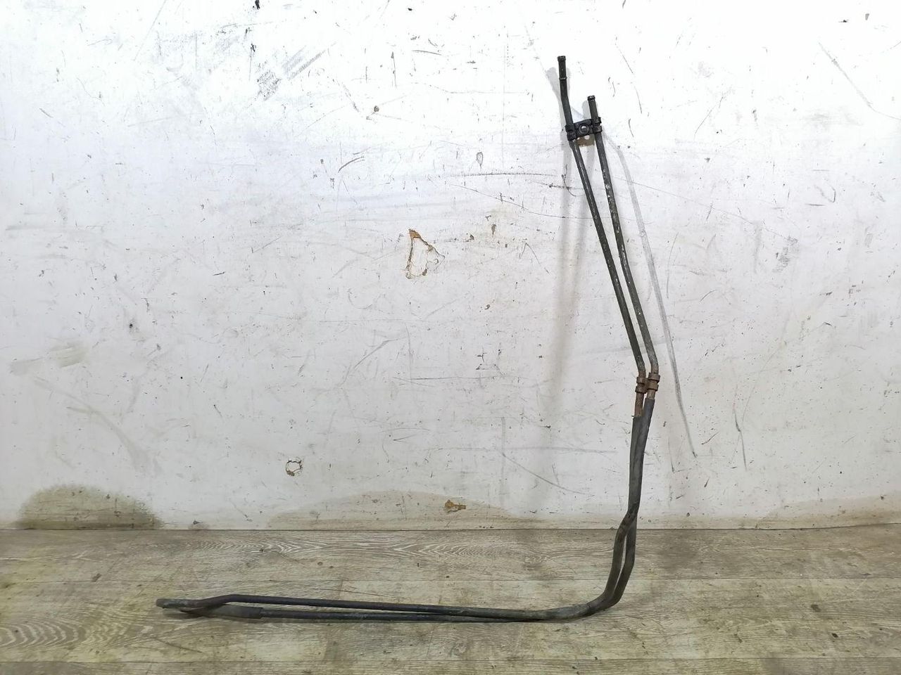 радиатор масляный Mitsubishi Sigma 1 поколение 1994, 3.0 л., i, 6G72 (DOHC 24V), бензин, 5МКПП, серый металлик, седан, передний привод - фото №1