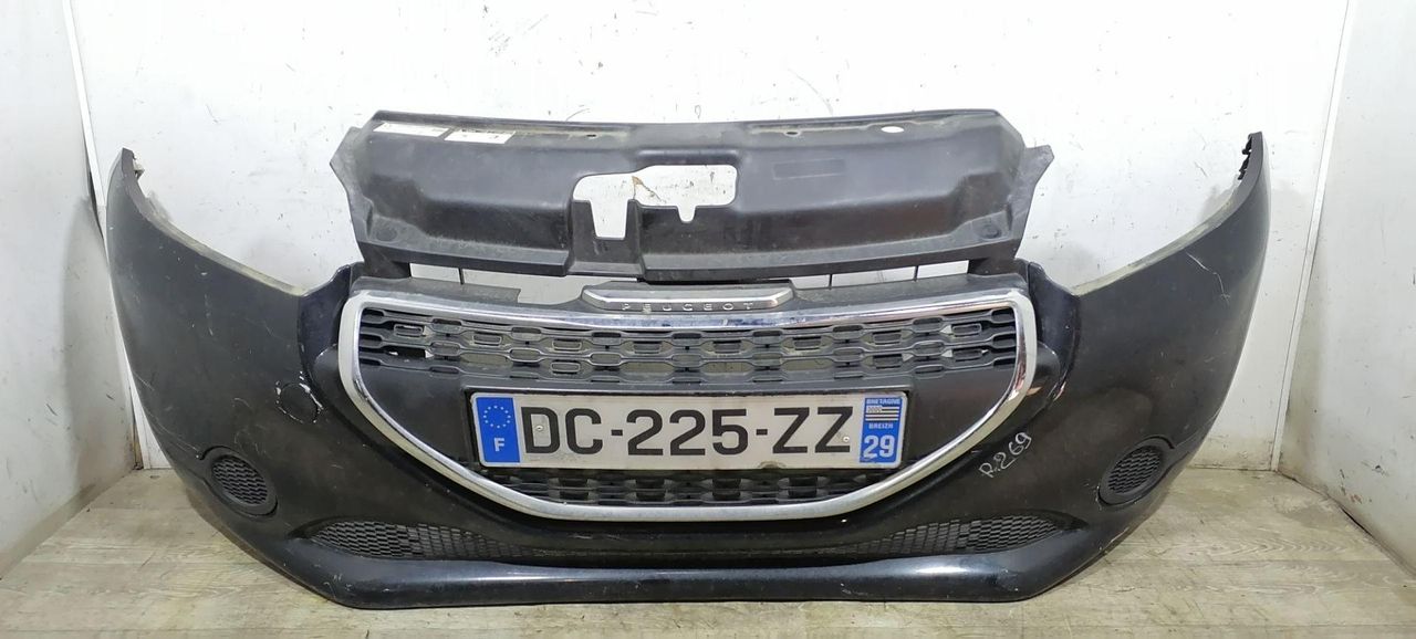 бампер передний Peugeot 208 1 поколение 2013, 1.2 л., i, бензин, 5МКПП, черный, хетчбэк 5 дв., 1607397880, 1643575780, 9672794380, 9673857080, 9673856980, 9673855880 - фото №1