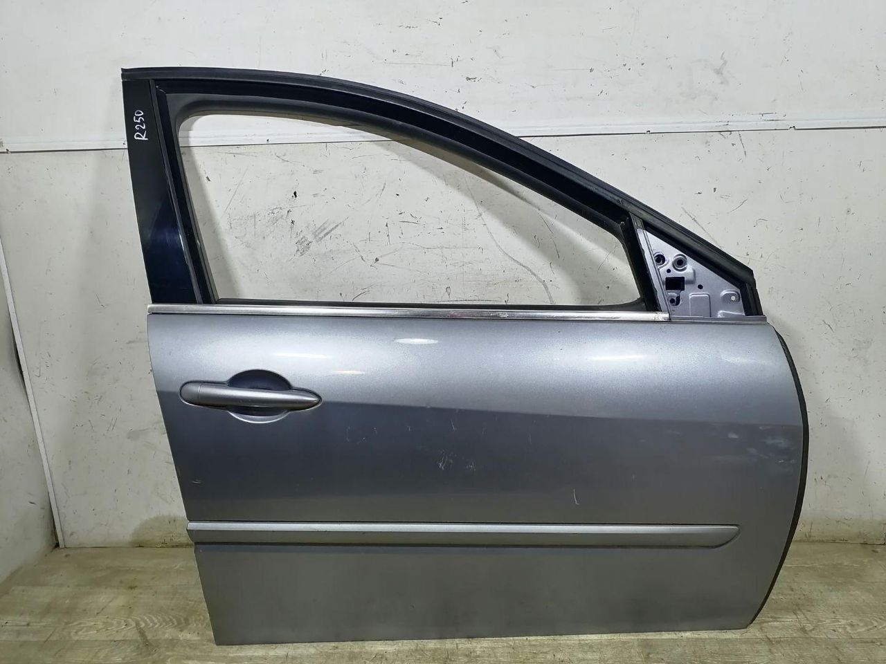 дверь передняя правая Renault Laguna 3 поколение 2007, 2.0 л., DCi, M9R 802, дизель, 6МКПП, голубой, хетчбэк 5 дв., 801000025R - фото №1