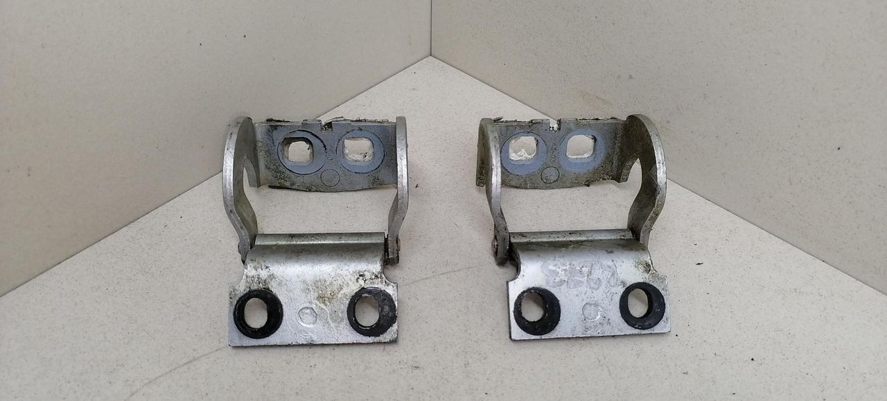 петля крышки багажника Citroen C8 1 поколение 2003, 2.0 л., HDi, дизель, 5МКПП, серый, минивэн, 871584 - фото №1