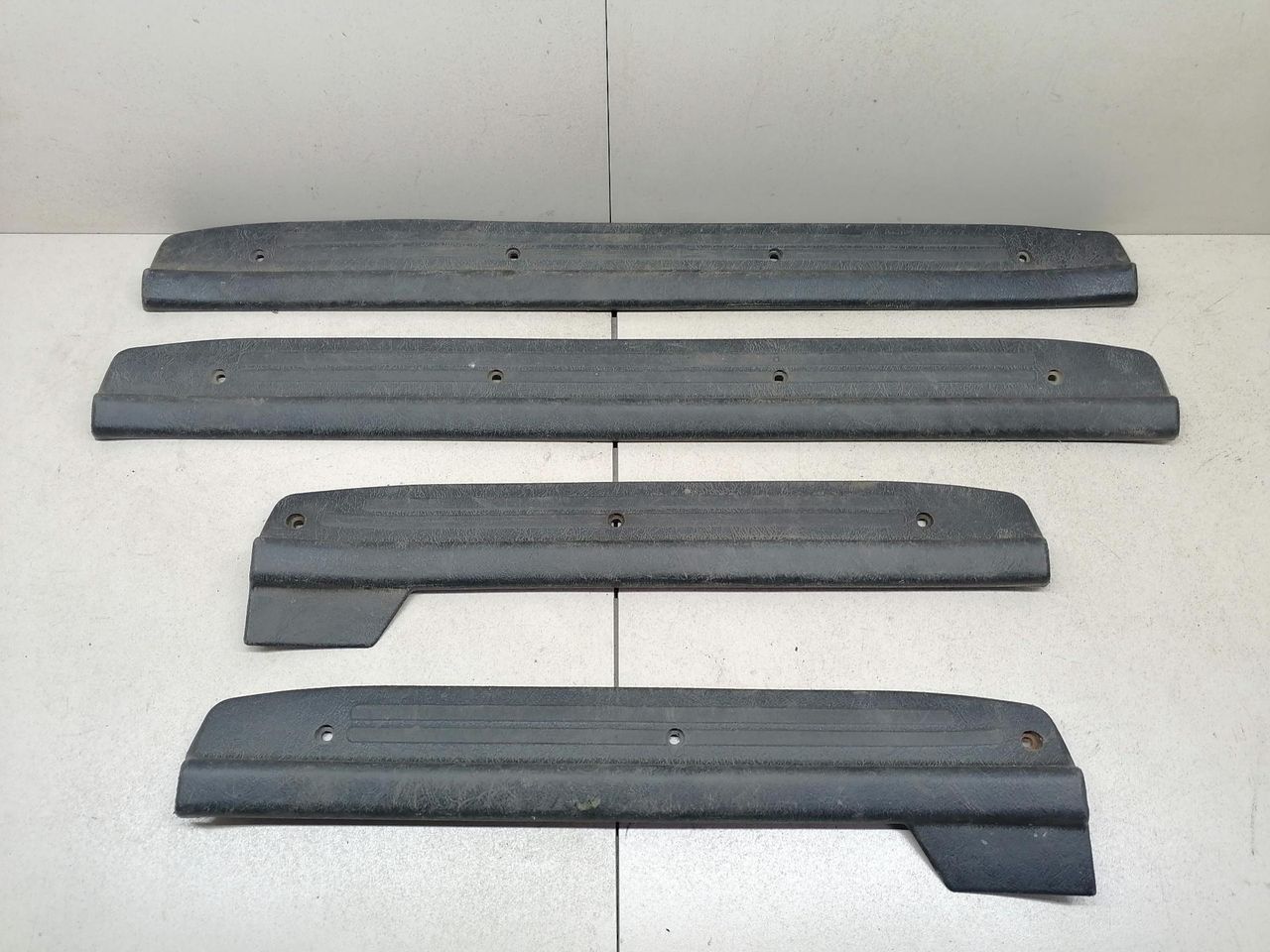 комплект накладок на пороги (внутренние) Mitsubishi Sigma 1 поколение 1994, 3.0 л., i, 6G72 (DOHC 24V), бензин, 5МКПП, серый металлик, седан, передний привод, MB647964, MB647963, MB647962, MB647961