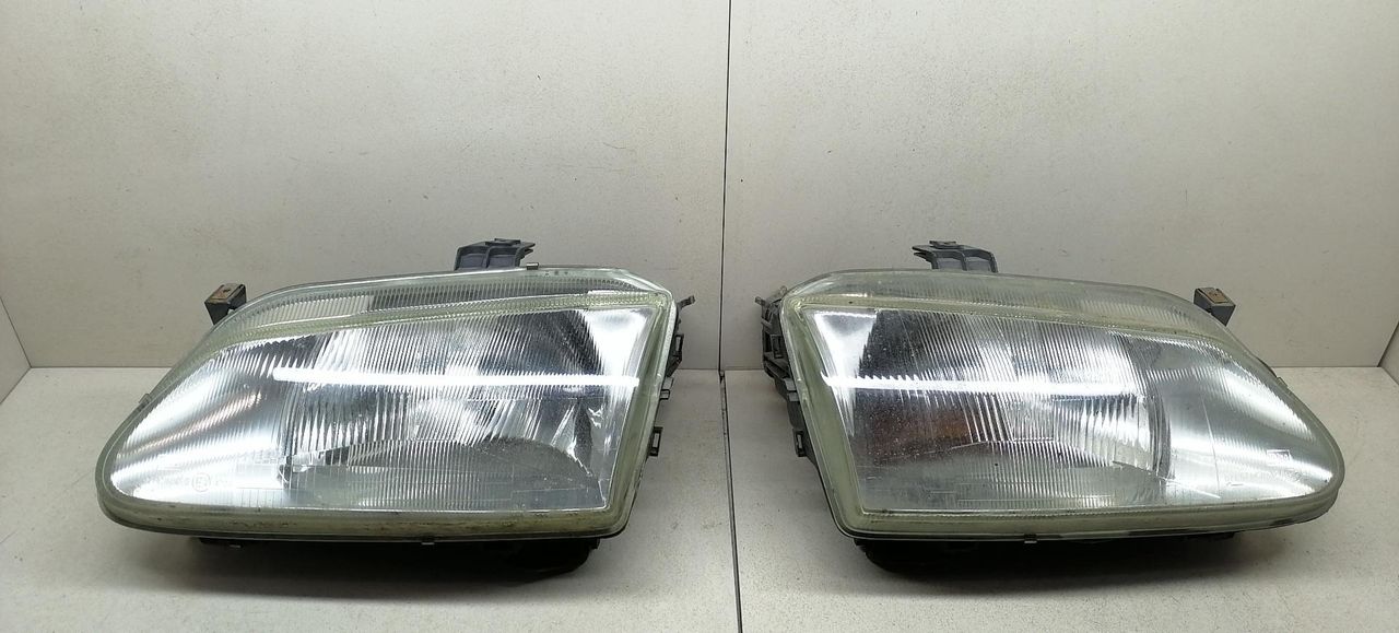Фара передняя (комплект) Renault Megane 1 поколение LA0E 1996, 1.4 л., i, E7J 764, бензин, 5МКПП, синий, седан, передний привод, 260101792R, 260605784R, 7701040684, 7701040685 - фото №1
