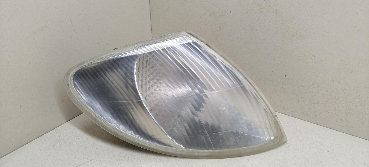 поворотник правый Renault Megane 1 поколение LA0E 1996, 1.4 л., i, E7J 764, бензин, 5МКПП, синий, седан, передний привод, 7700831467 - фото №1