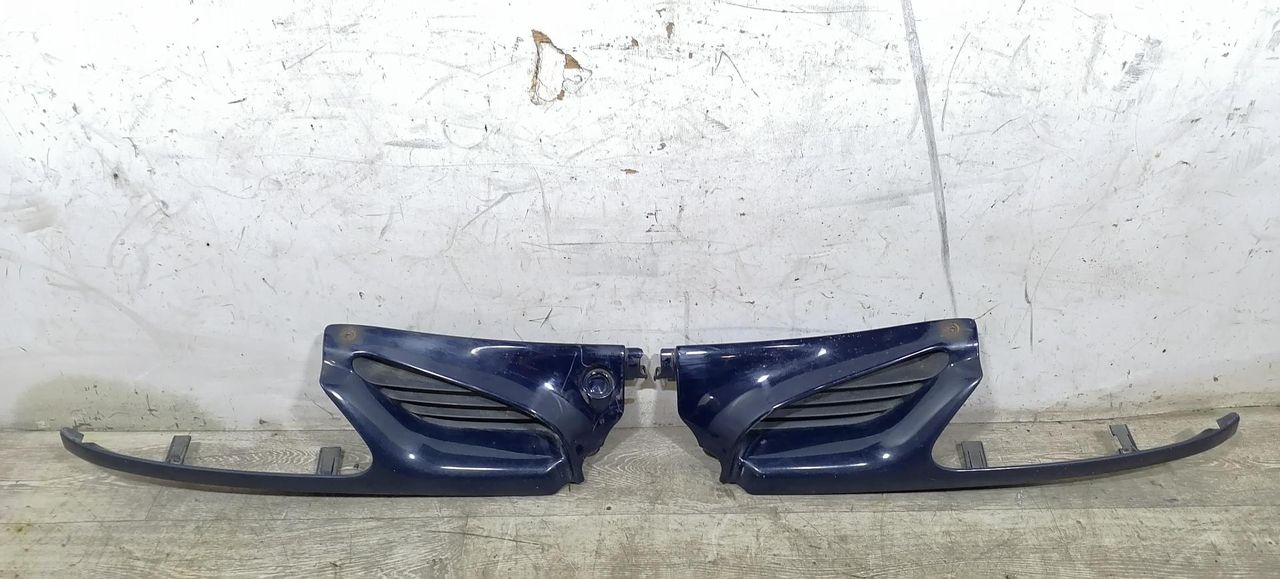 решетка радиатора Renault Megane 1 поколение LA0E 1996, 1.4 л., i, E7J 764, бензин, 5МКПП, синий, седан, передний привод, 7700834201, 7700834200 - фото №1