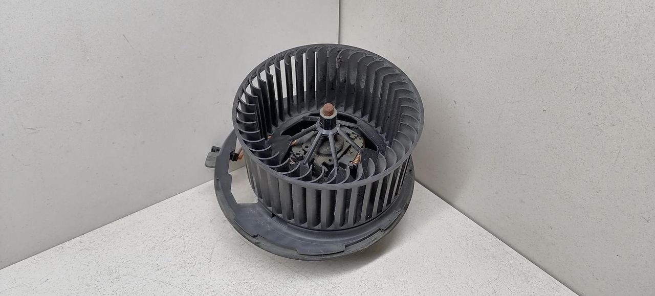 моторчик печки Volkswagen Passat B6 2008, 2.0 л., TDi, CBAB, дизель, 6МКПП, серебристый, универсал, 3C1820015L - фото №1