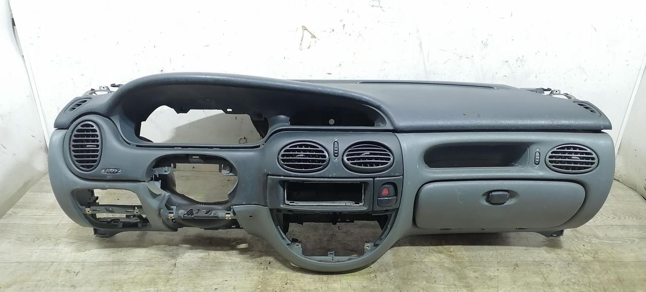 панель передняя салона (торпедо) Renault Megane 1 поколение LA0E 1996, 1.4 л., i, E7J 764, бензин, 5МКПП, синий, седан, передний привод, 7700426534, 7700428637, 7700437737 - фото №1