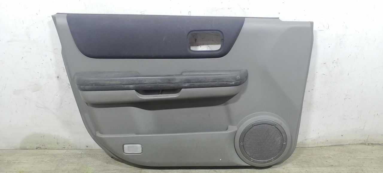 обшивка двери передняя левая Nissan X-Trail T30 2004, 2.2 л., DCi, YD22ETI, дизель, 6МКПП, серебристый, внедорожник 5 дв., полный подключаемый привод, 809019H200, 80901EQ400, 80901EQ40A