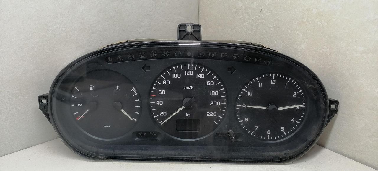 щиток приборов (приборная панель) Renault Megane 1 поколение LA0E 1996, 1.4 л., i, E7J 764, бензин, 5МКПП, синий, седан, передний привод, 7700847780 - фото №1