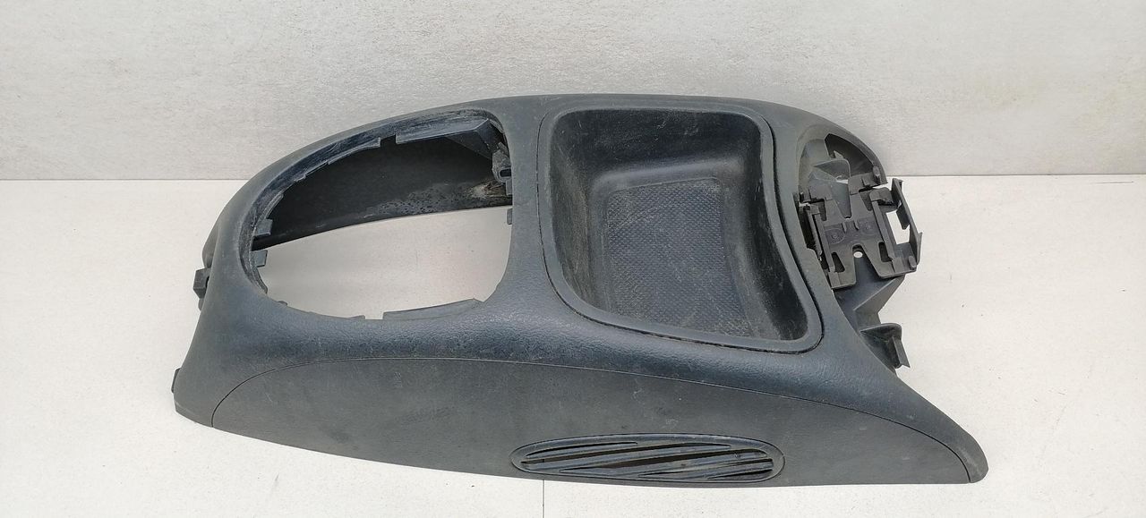консоль салона Renault Megane 1 поколение LA0E 1996, 1.4 л., i, E7J 764, бензин, 5МКПП, синий, седан, передний привод, 7700841067, 77-00-843-249 - фото №1