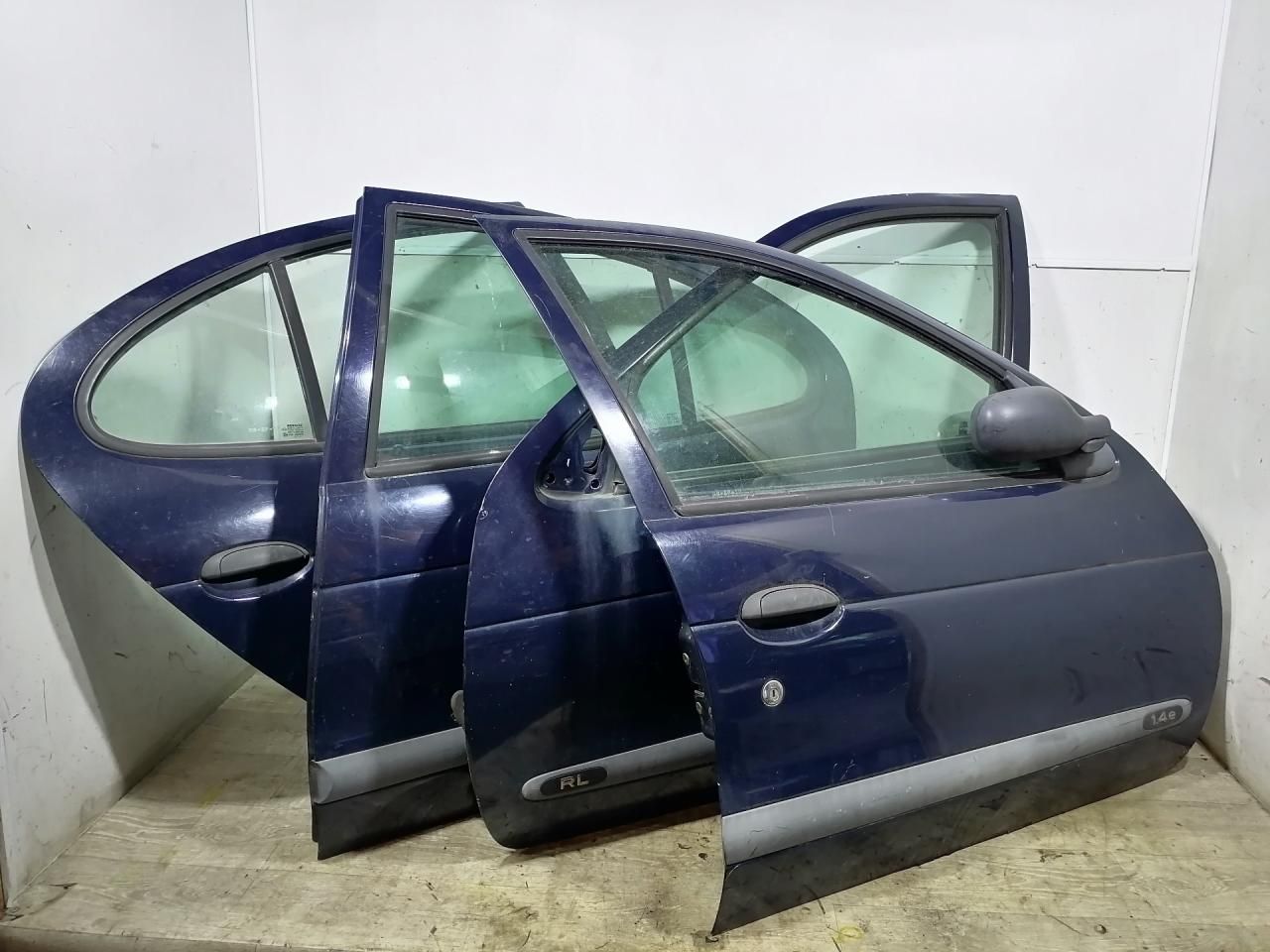 дверь передняя левая Renault Megane 1 поколение LA0E 1996, 1.4 л., i, E7J 764, бензин, 5МКПП, синий, седан, передний привод, 7751473046, 7700430881 - фото №1