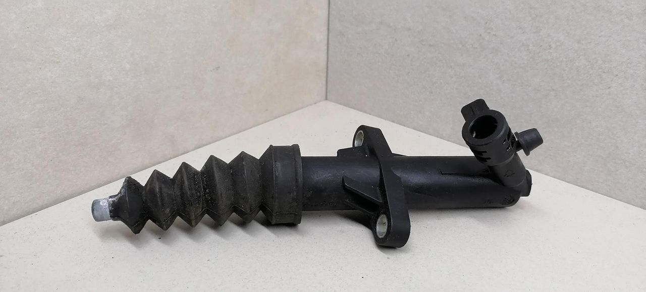 цилиндр сцепления рабочий Citroen C3 Picasso 1 поколение 2012, 1.6 л., i, бензин, 5МКПП, чёрный, минивэн, 9683750580 - фото №1