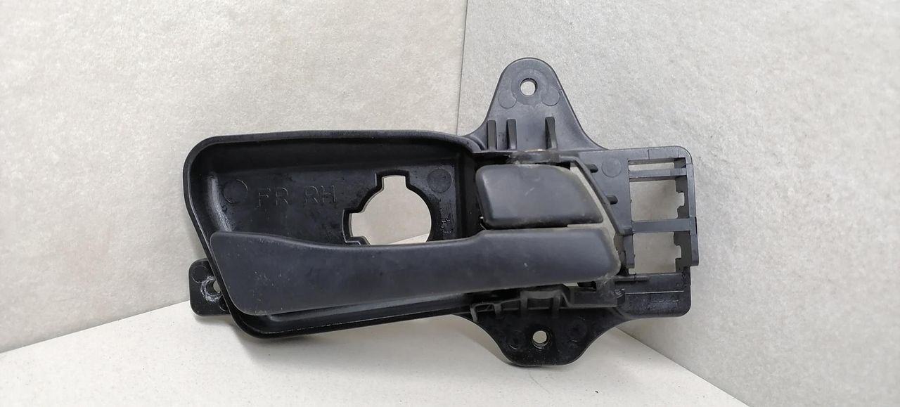 ручка внутренняя передняя правая Hyundai i30 1 поколение 2010, 1.6 л., CRDi, дизель, 6МКПП, серебристый, хетчбэк 5 дв., передний привод, 82623-FD000, 826202L000XP