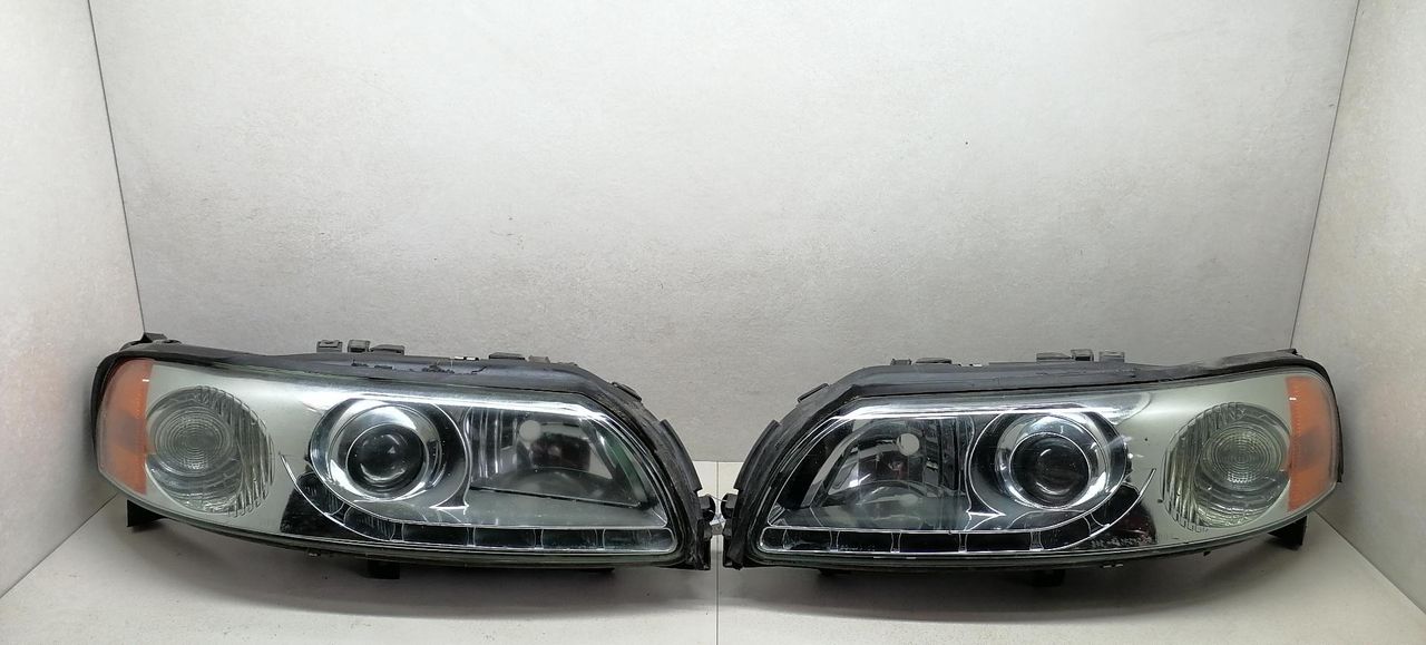 фара правая Volvo S60 1 поколение 2001, 2.4 л., B 5244 T3, бензин, АКПП, черный, седан, передний привод, 8693584, 31276808 - фото №1