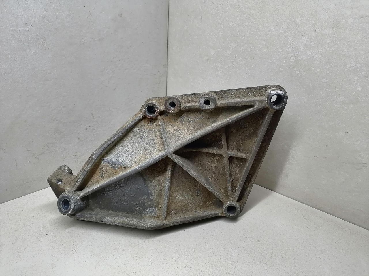 кронштейн КПП Renault Laguna 1 поколение B56A/B 1994, 1.8 л., mono, бензин, 5МКПП, хетчбэк 5 дв., передний привод, 7700817262 - фото №1
