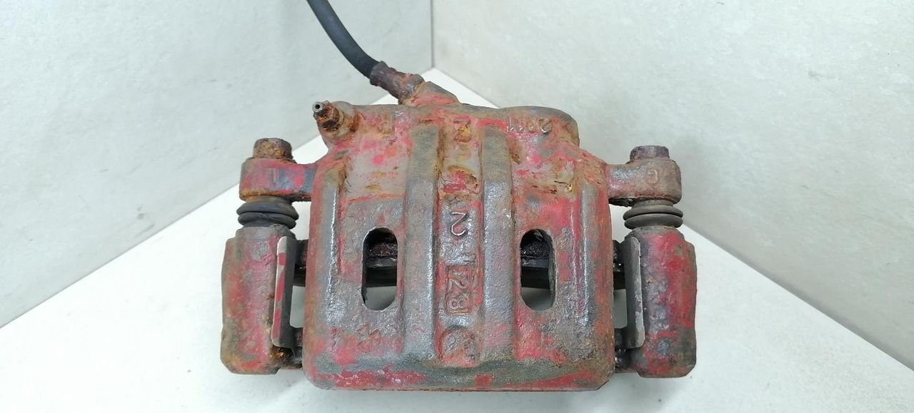 суппорт передний правый Mitsubishi Sigma 1 поколение 1994, 3.0 л., i, 6G72 (DOHC 24V), бензин, 5МКПП, серый металлик, седан, передний привод - фото №1