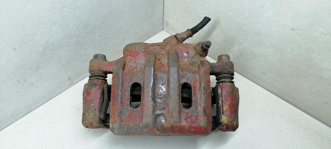 суппорт передний левый Mitsubishi Sigma 1 поколение 1994, 3.0 л., i, 6G72 (DOHC 24V), бензин, 5МКПП, серый металлик, седан, передний привод - фото №1