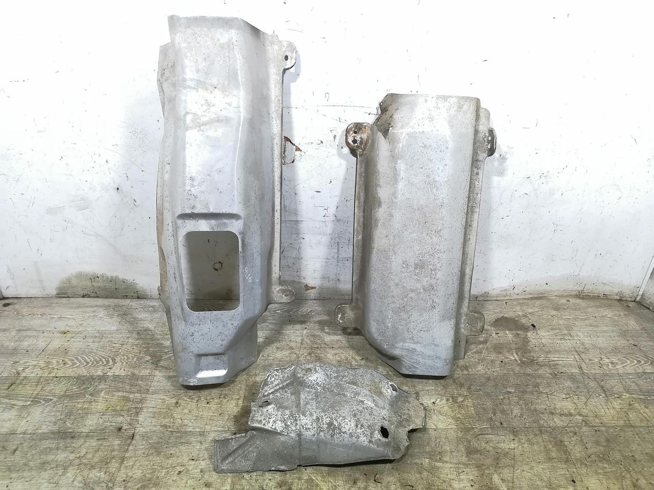 тепловой экран глушителя Citroen Xantia 1 поколение 1997, 1.9 л., D, дизель, 5МКПП, тёмно-серый металлик, хетчбэк 5 дв., передний привод - фото №1