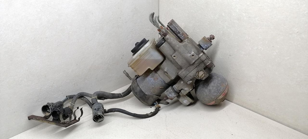 блок ABS Mitsubishi Sigma 1 поколение 1994, 3.0 л., i, 6G72 (DOHC 24V), бензин, 5МКПП, серый металлик, седан, передний привод, MB858378 - фото №1