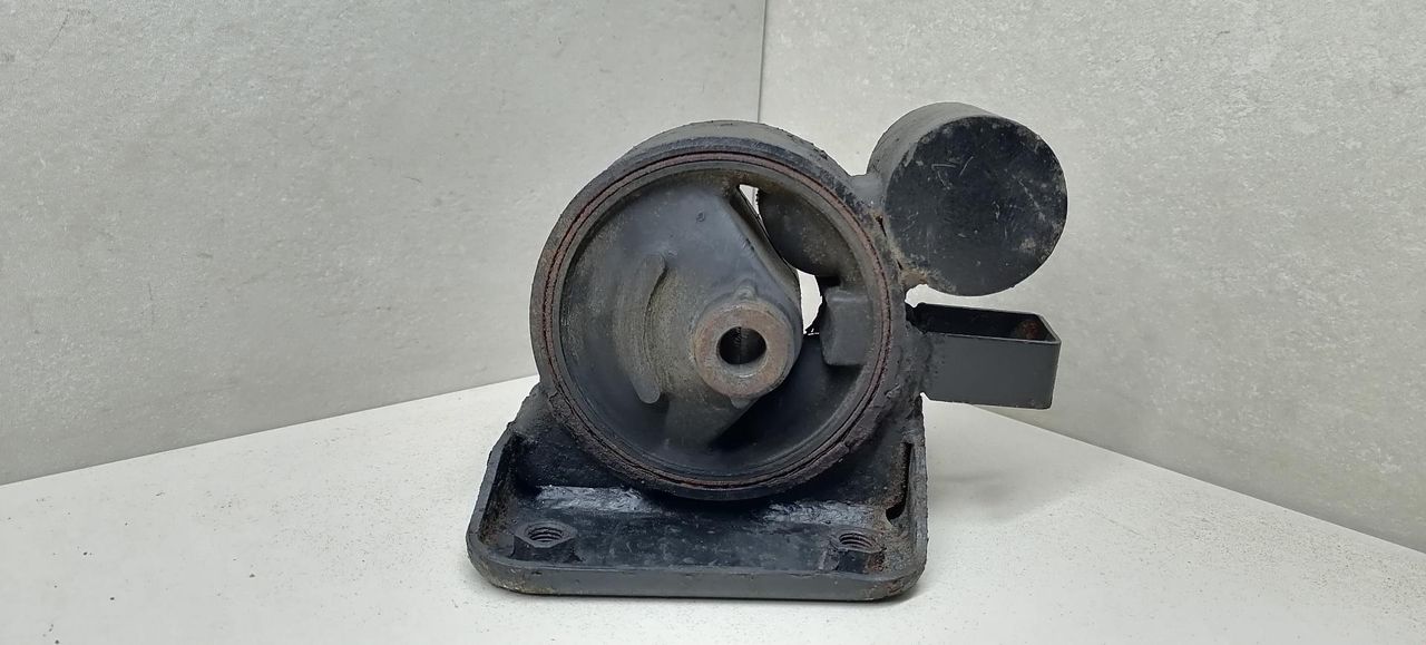 подушка крепления двигателя Mitsubishi Sigma 1 поколение 1994, 3.0 л., i, 6G72 (DOHC 24V), бензин, 5МКПП, серый металлик, седан, передний привод - фото №1