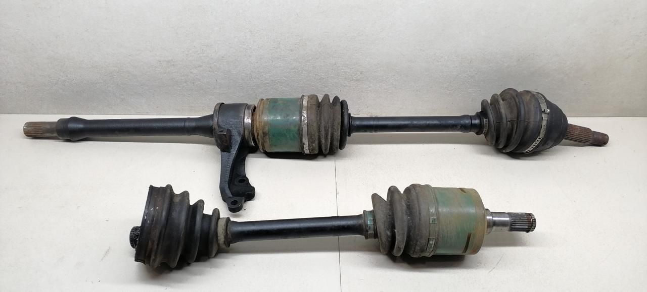 полуось передняя левая (приводной вал, ШРУС) Mitsubishi Sigma 1 поколение 1994, 3.0 л., i, 6G72 (DOHC 24V), бензин, 5МКПП, серый металлик, седан, передний привод - фото №1