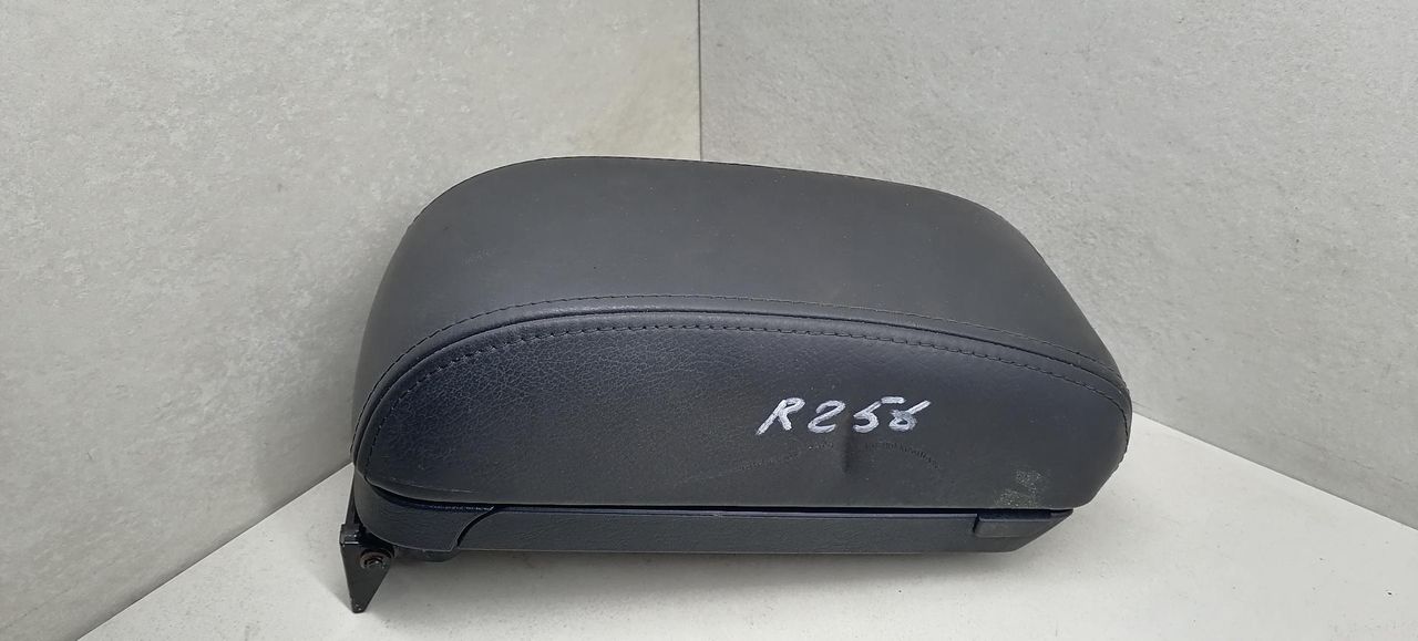 подлокотник Hyundai Tucson 1 поколение 2006, 2.0 л., CRDi, дизель, АКПП, чёрный, внедорожник 5 дв., передний привод