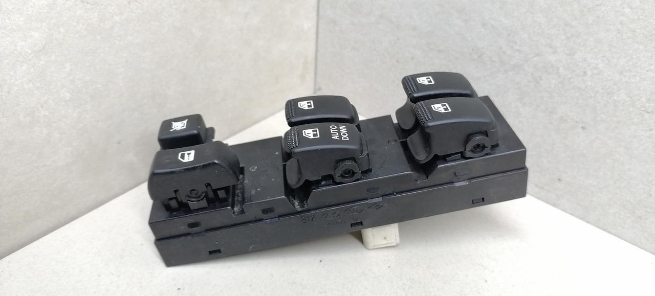 кнопка стеклоподъемника двери передней левой Hyundai Tucson 1 поколение 2006, 2.0 л., CRDi, дизель, АКПП, чёрный, внедорожник 5 дв., передний привод, 935702E250WK