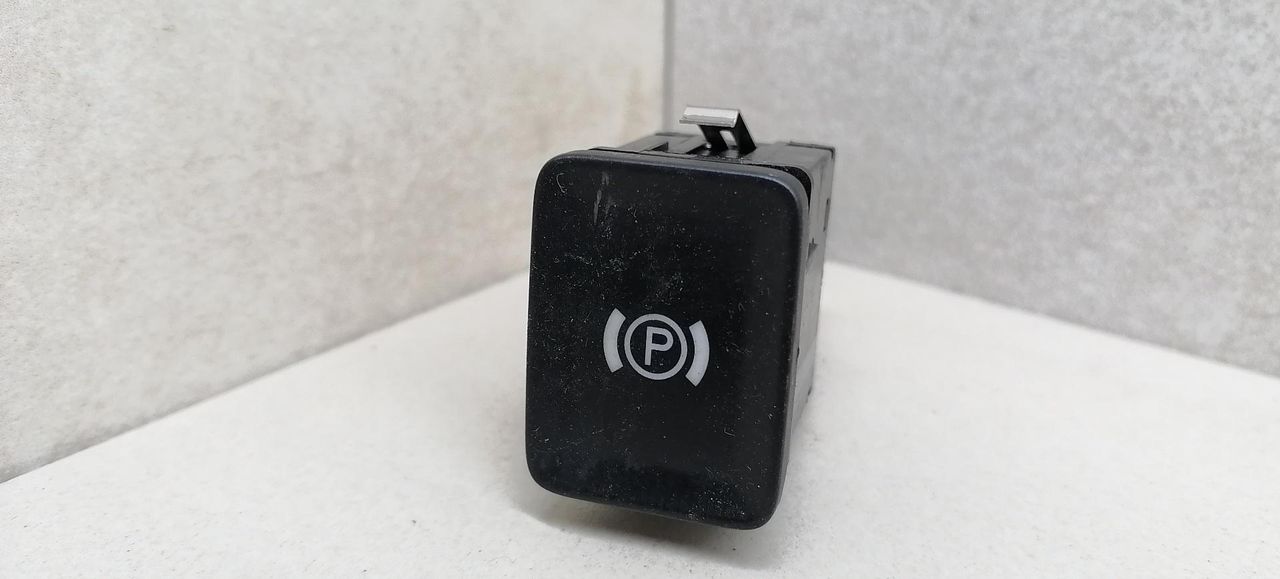 кнопка ручного тормоза (ручника) Volkswagen Passat B6 2008, 2.0 л., TDi, CBAB, дизель, 6МКПП, серебристый, универсал, 3CO927225C - фото №1