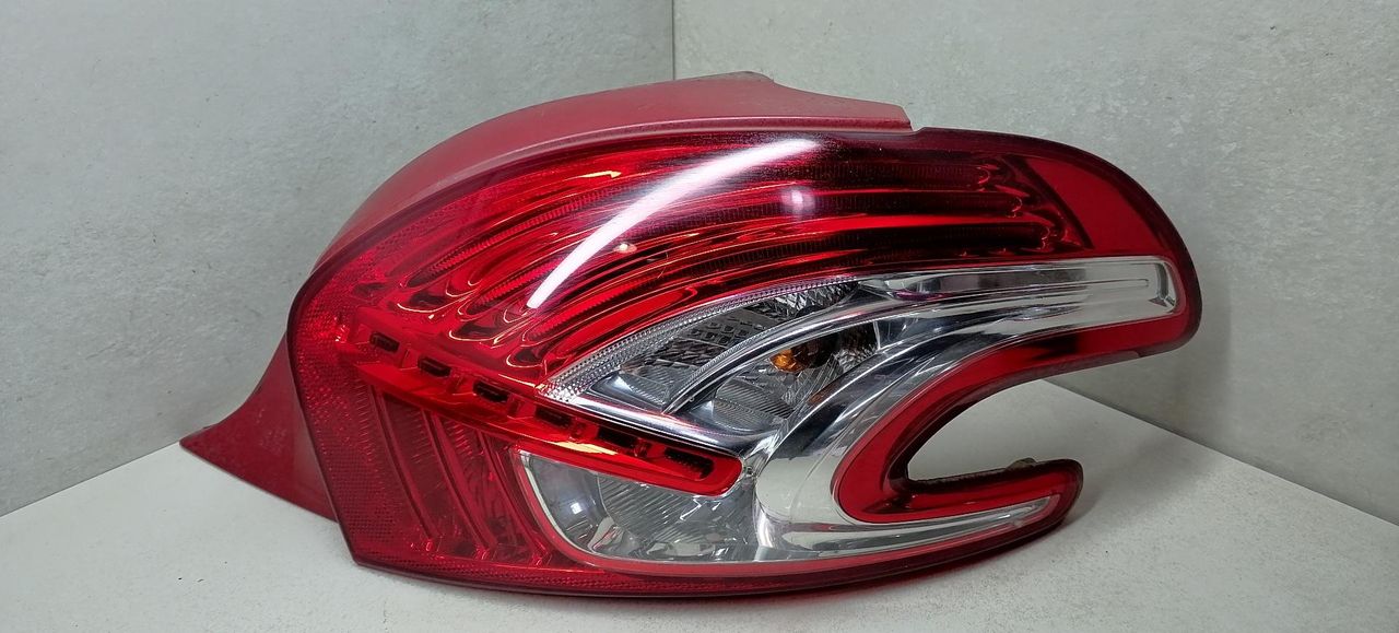 фонарь задний правый Peugeot 208 1 поколение 2013, 1.2 л., i, бензин, 5МКПП, черный, хетчбэк 5 дв.