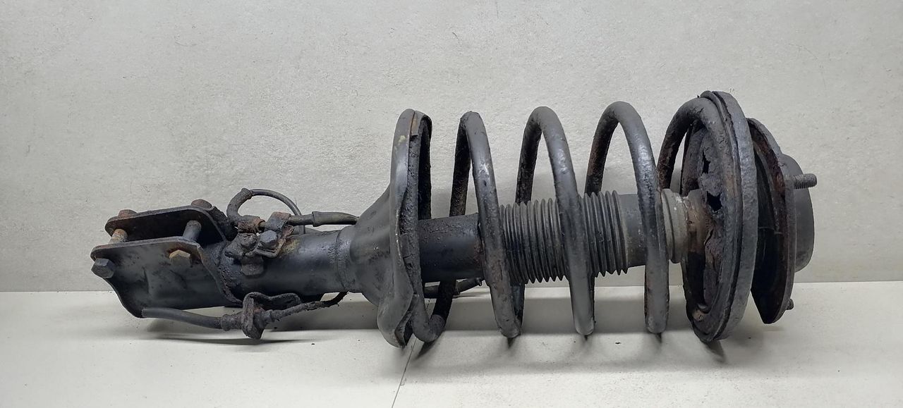 стойка передняя левая Mitsubishi Sigma 1 поколение 1994, 3.0 л., i, 6G72 (DOHC 24V), бензин, 5МКПП, серый металлик, седан, передний привод
