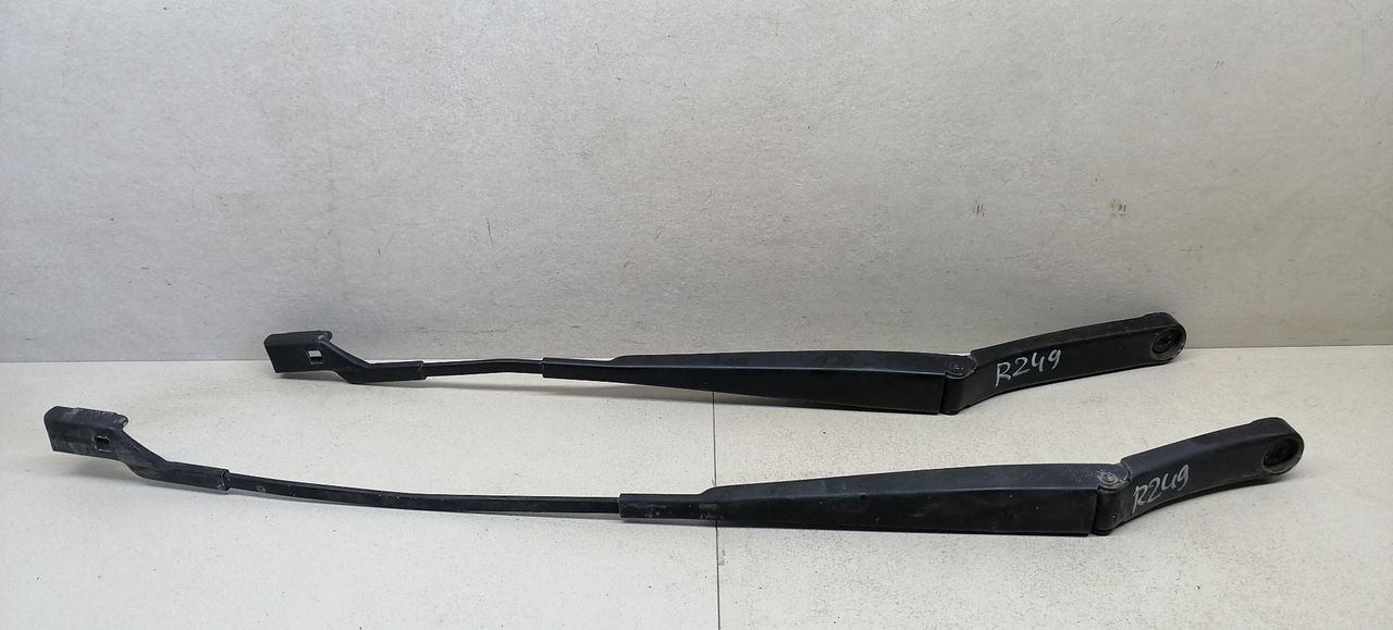 щеткодержатель (поводок стеклоочистителя, дворник) Volkswagen Passat B6 2008, 2.0 л., TDi, CBAB, дизель, 6МКПП, серебристый, универсал