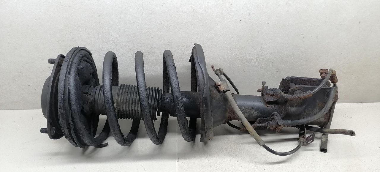 стойка передняя правая Mitsubishi Sigma 1 поколение 1994, 3.0 л., i, 6G72 (DOHC 24V), бензин, 5МКПП, серый металлик, седан, передний привод