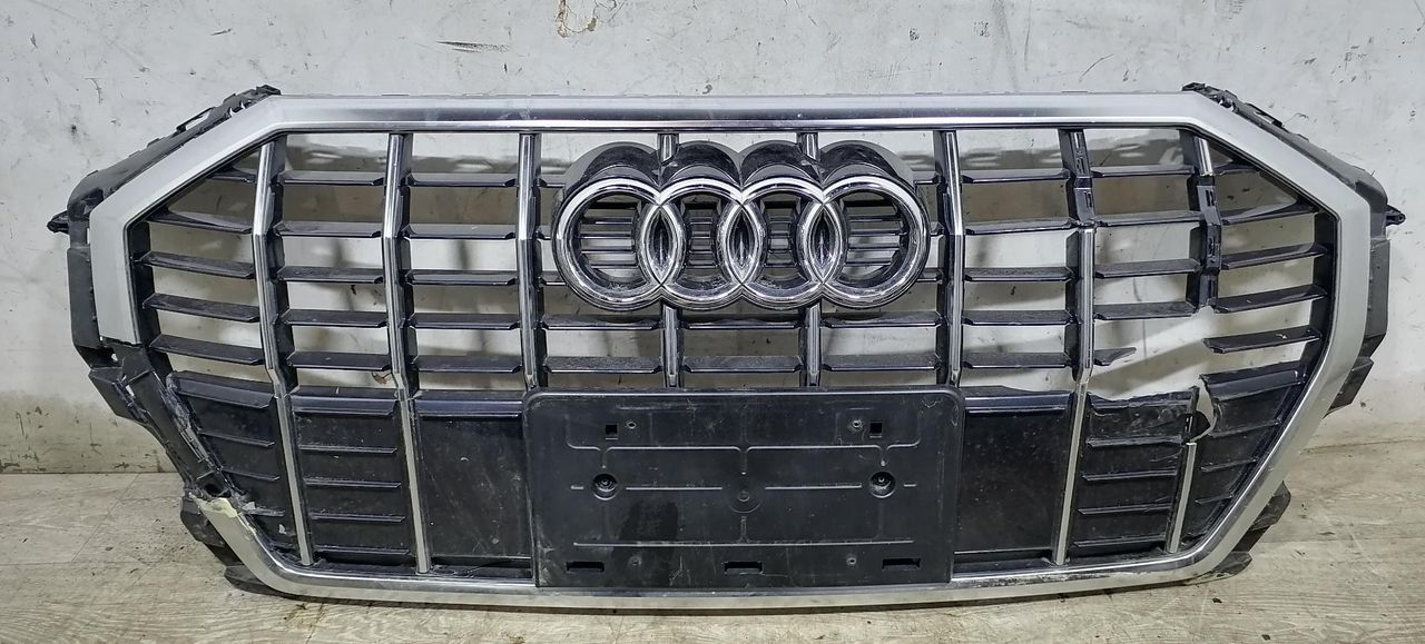 решетка радиатора Audi Q3 F3 2018, 83A853651B - фото №1