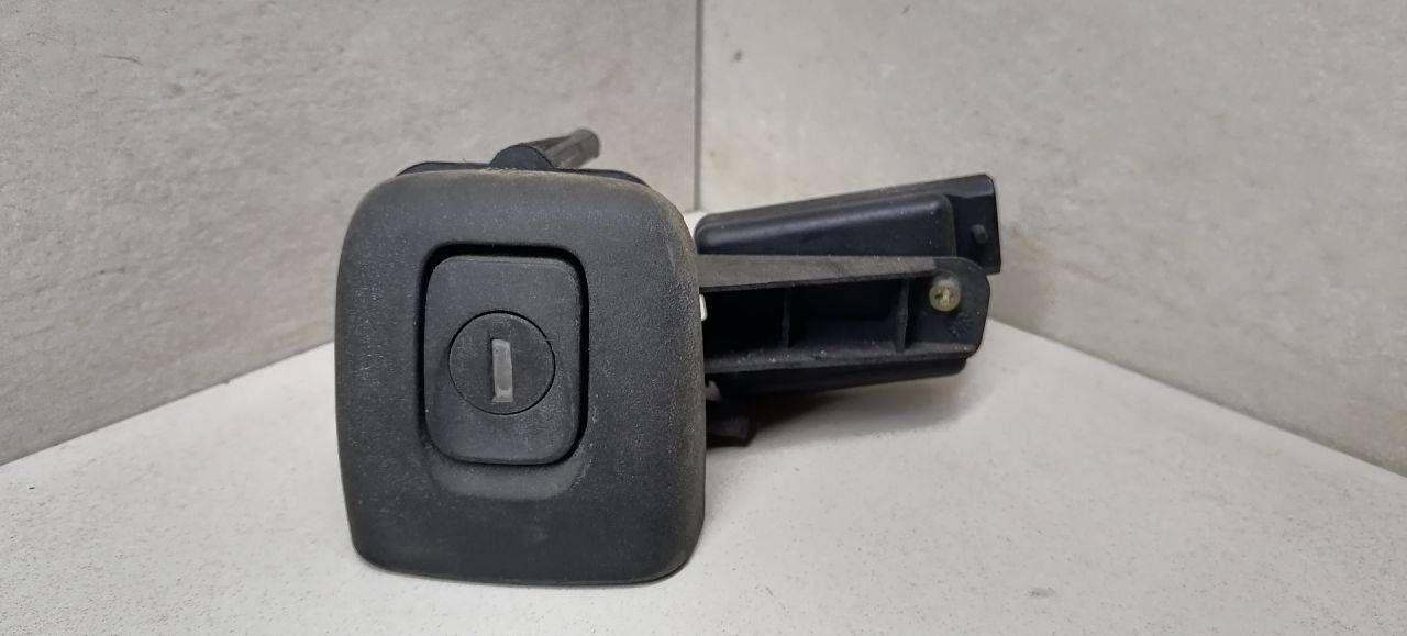 Личинка замка крышки багажника Renault Clio 2 поколение 2000, 1.2 л., i, D7F 720, бензин, 5МКПП, серебристый, хетчбэк 5 дв., передний привод - фото №1