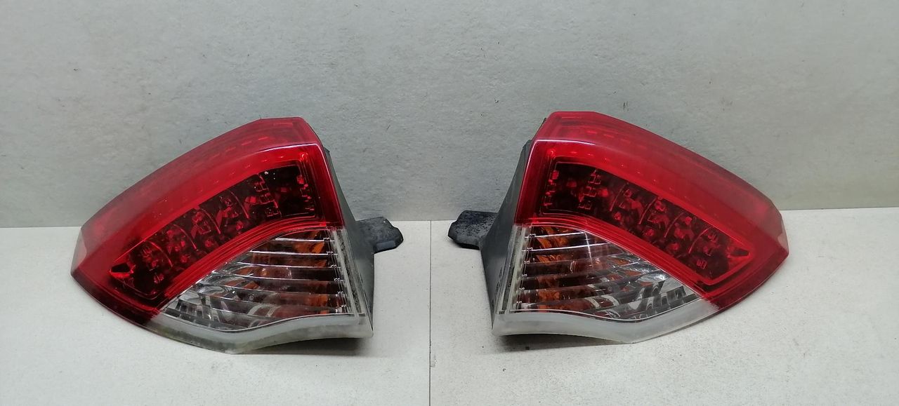 фонари задние (комплект) Renault Laguna 3 поколение 2007, 2.0 л., DCi, M9R 802, дизель, 6МКПП, голубой, хетчбэк 5 дв. - фото №1