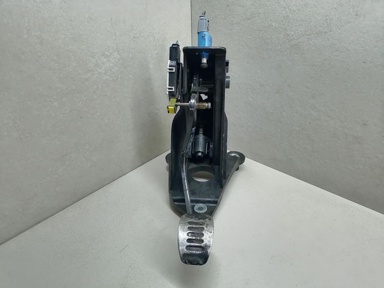 педаль сцепления Renault Laguna 3 поколение 2007, 2.0 л., DCi, M9R 802, дизель, 6МКПП, голубой, хетчбэк 5 дв. - фото №1