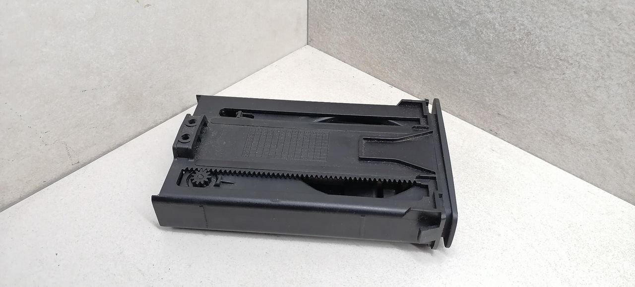 подстаканник Renault Laguna 3 поколение 2007, 2.0 л., DCi, M9R 802, дизель, 6МКПП, голубой, хетчбэк 5 дв. - фото №1