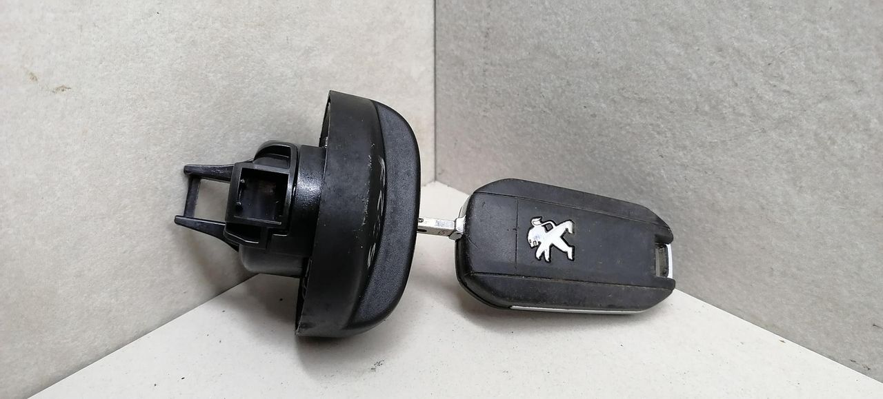 пробка топливного бака Peugeot 208 1 поколение 2013, 1.2 л., i, бензин, 5МКПП, черный, хетчбэк 5 дв. - фото №1