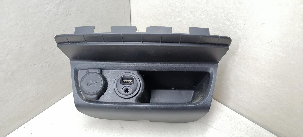 разъем AUX / USB Peugeot 208 1 поколение 2013, 1.2 л., i, бензин, 5МКПП, черный, хетчбэк 5 дв. - фото №1