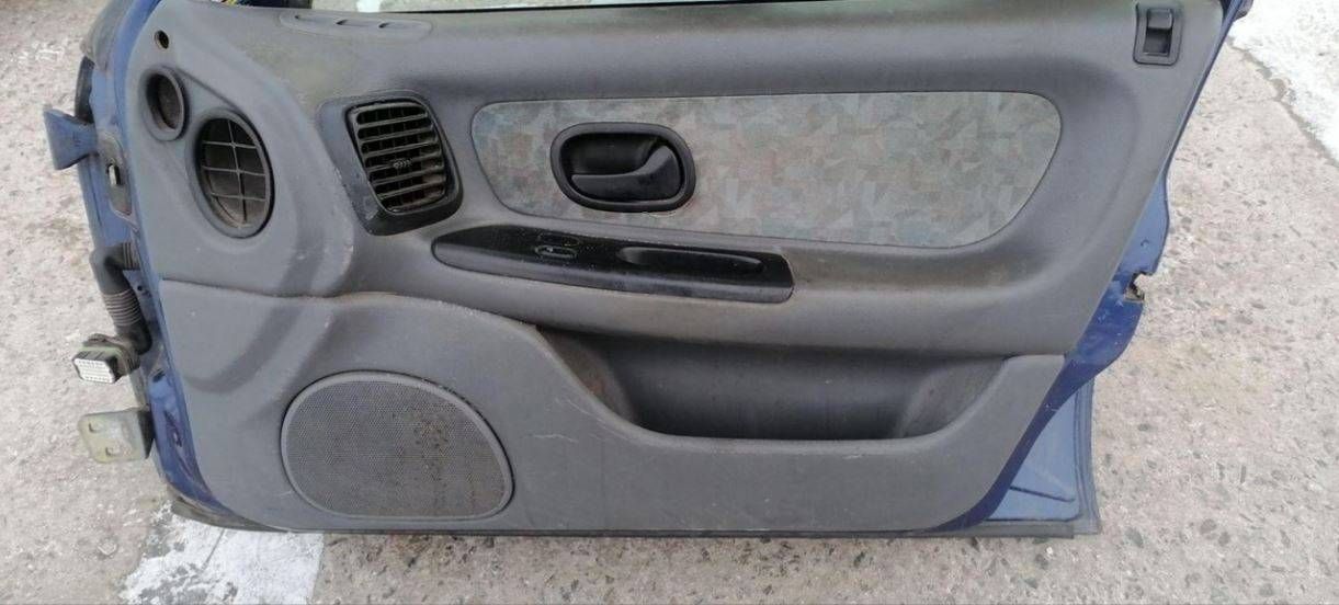 обшивка двери передняя правая Renault Laguna 1 поколение 1997, 2.2 л., DT, G8T 792, дизель, 5МКПП, синий, универсал, передний привод, 7751471386