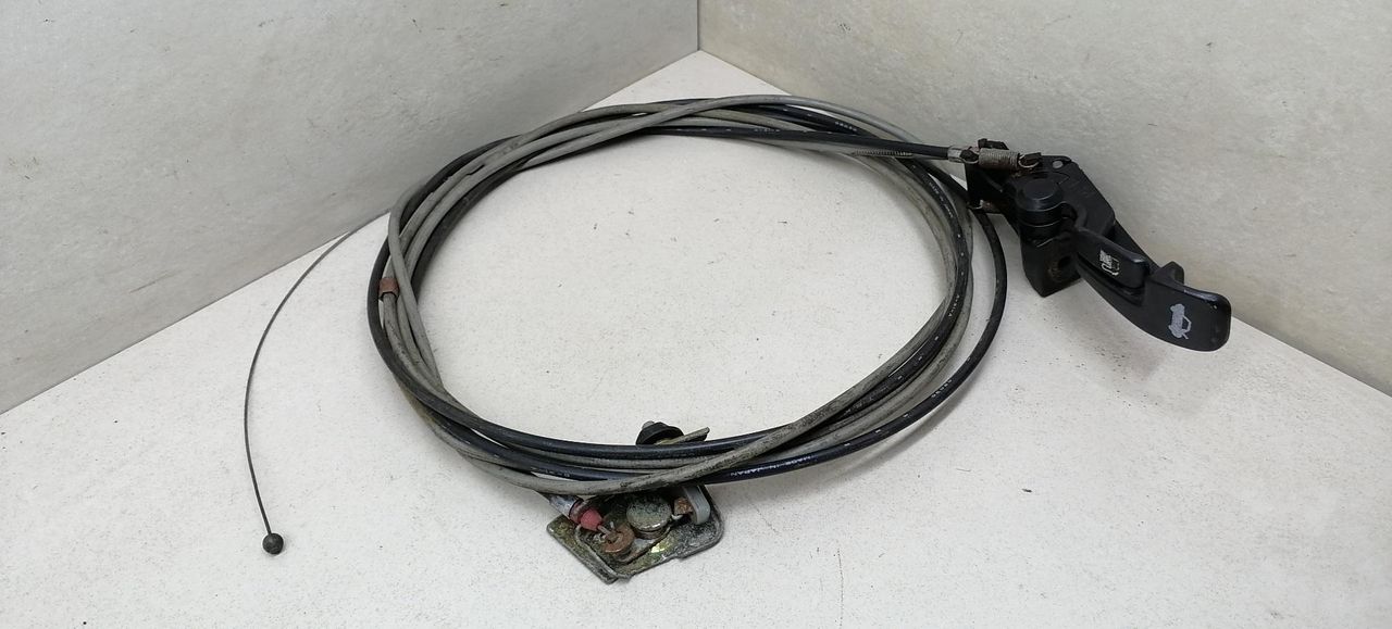 трос открывания лючка топливного бака Toyota Corolla 7 поколение (E100) EE101 1996, 1.3 л., 4E-FE, бензин, 5МКПП, хетчбэк 3 дв.