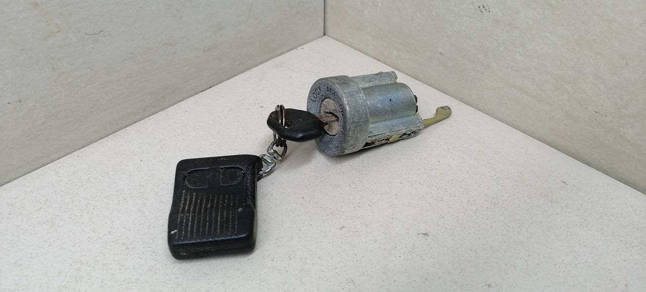 личинка замка зажигания Mitsubishi Sigma 1 поколение 1994, 3.0 л., i, 6G72 (DOHC 24V), бензин, 5МКПП, серый металлик, седан, передний привод