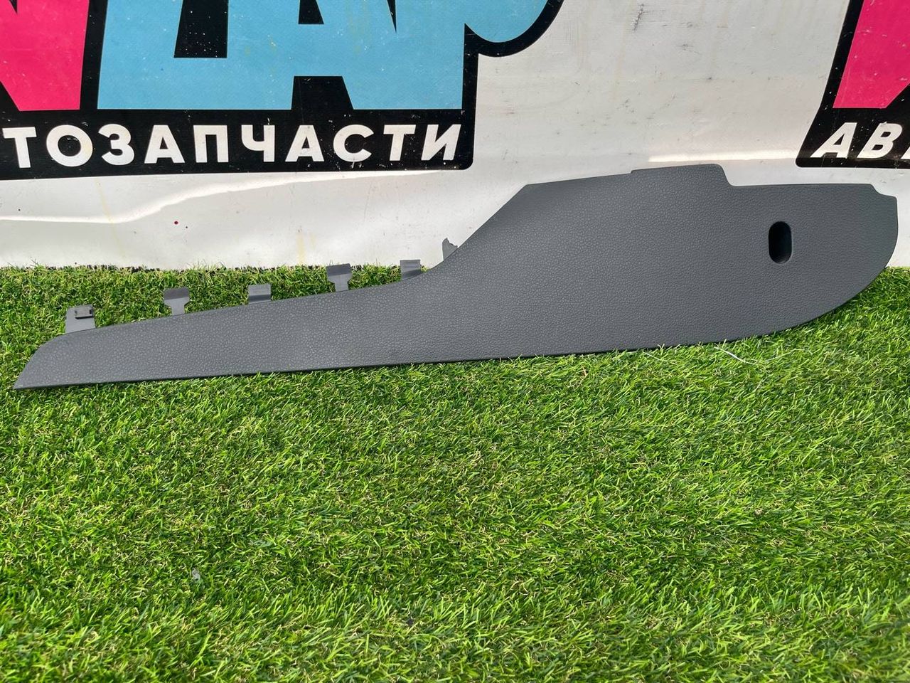 Декоративная накладка центральной консоли Volkswagen Jetta 6 поколение 2014, 1.4 л., бензин, МКПП, седан, передний привод, 5C7863046