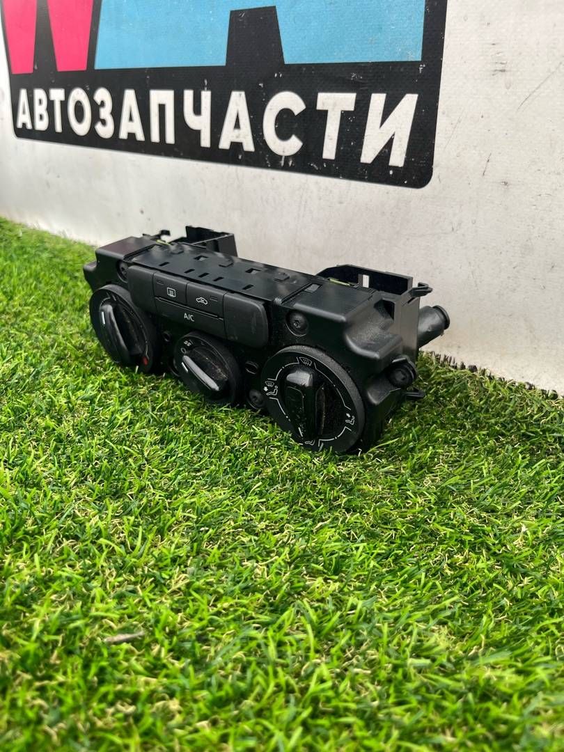 блок управления печки / климат-контроля Volkswagen Jetta 6 поколение 2014, 1.4 л., бензин, МКПП, седан, передний привод, 5C1819045
