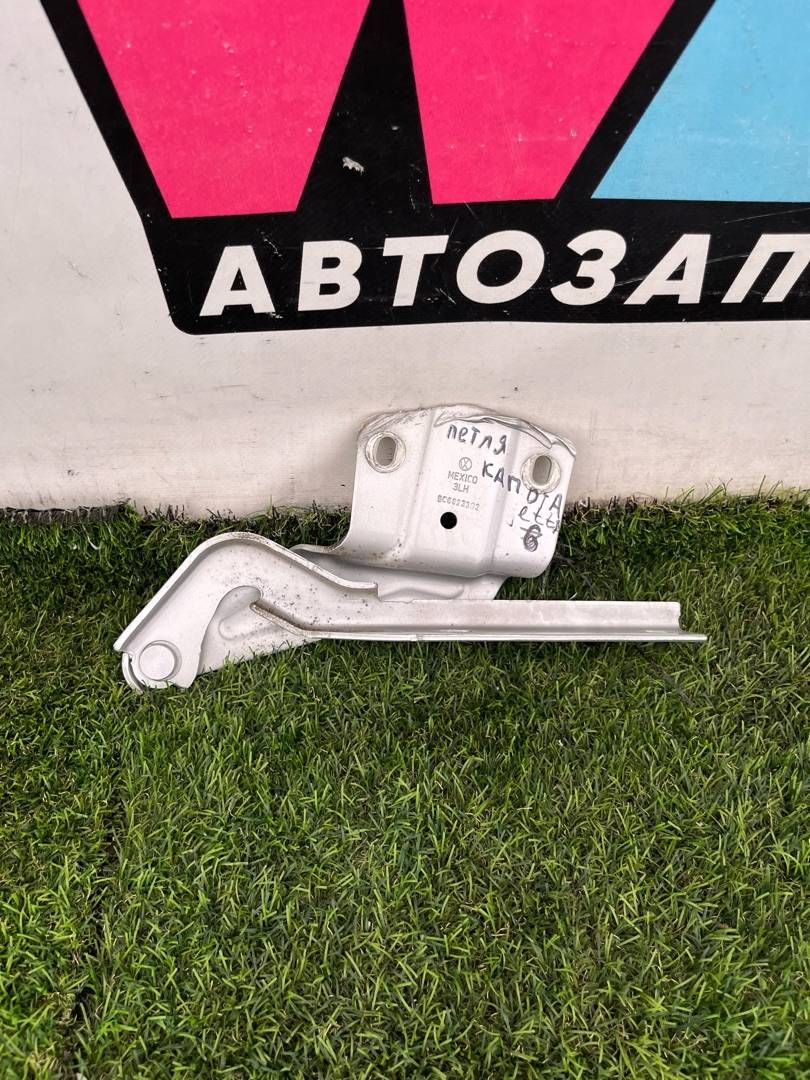 петля капота правая Volkswagen Jetta 6 поколение 2014, 1.4 л., бензин, МКПП, седан, передний привод, 5C6823302