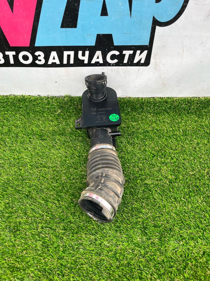патрубок воздушного фильтра Buick Encore GX 1 поколение 2020, 1.2 л., бензин, вариатор, хетчбэк 5 дв., передний привод, 42483356