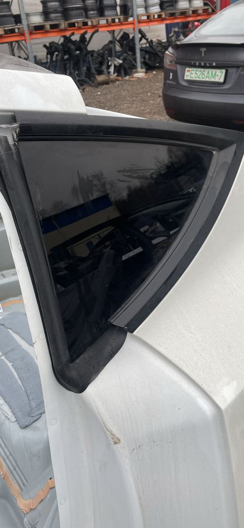 стекло кузовное боковое левое Tesla Model Y 1 поколение 2022, электро, белый