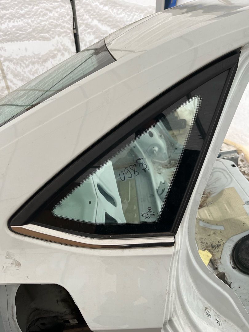 стекло кузовное боковое правое Volkswagen Jetta 7 поколение 2019, 1.4 л., бензин, АКПП, седан, передний привод, 43R-004584