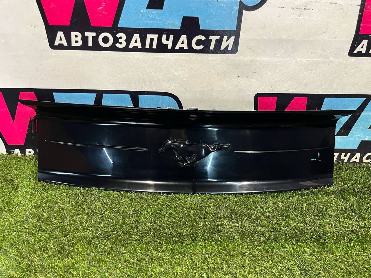 накладка двери (крышки) багажника Ford Mustang 6 поколение S550 [рестайлинг] 2018, 2.3 л., бензин, АКПП, купе, задний привод, JR3B-6343504-BJ59B8