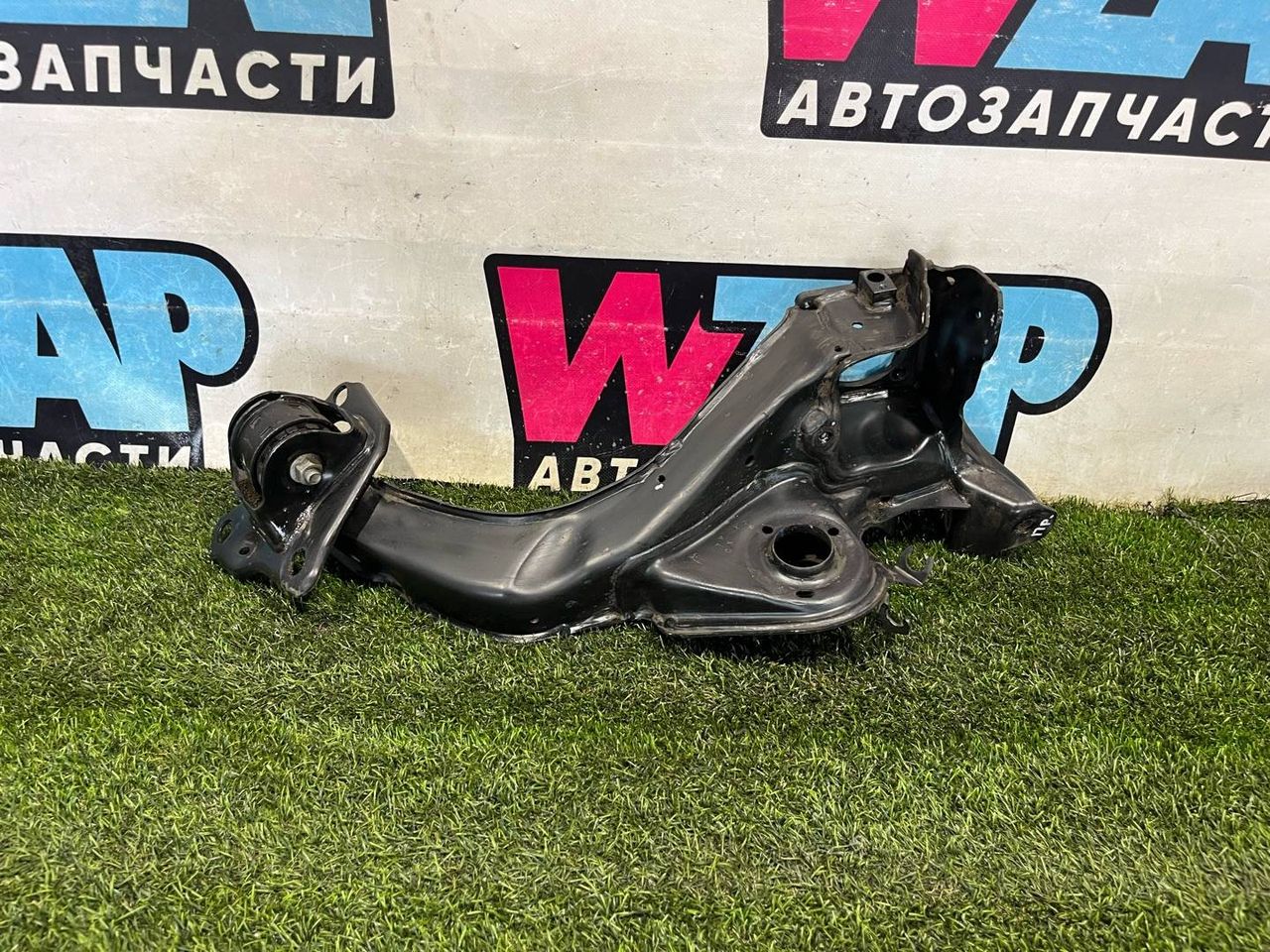 кулак задний правый Mini Countryman 2 поколение [рестайлинг] F60 2021, 2.0 л., бензин, АКПП, внедорожник 5 дв., полный привод, правый руль, 6799739, 6898964, 8842880, 33326896992, 6896992, 34206799739, 33308842880